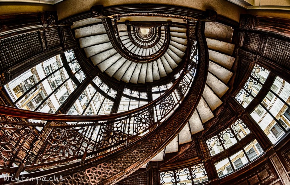 Винтовая лестница в башне