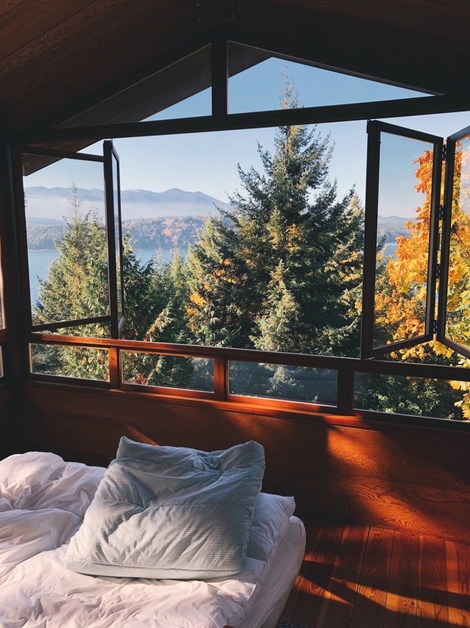 Окно с видом на горы