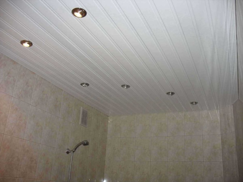 Потолок для ванной комнаты реечный алюминиевый