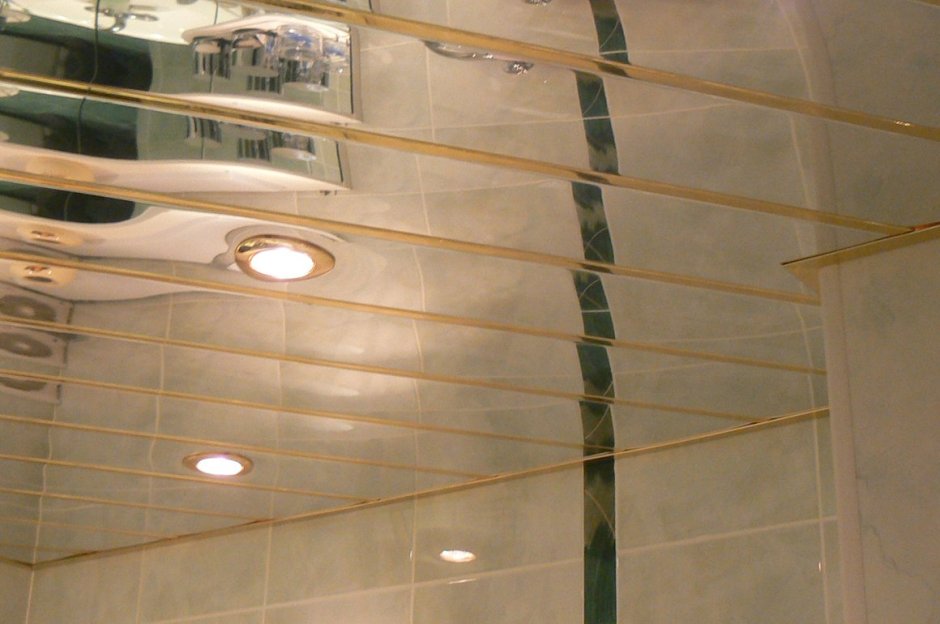 Реечный алюминиевый потолок зеркальный в ванной