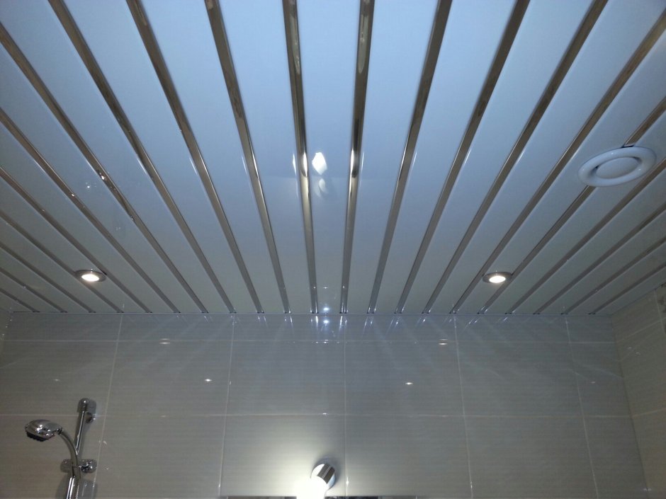 Металлический реечный потолок для ванной