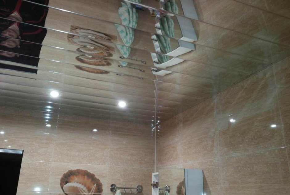 Реечный зеркальный потолок в ванной
