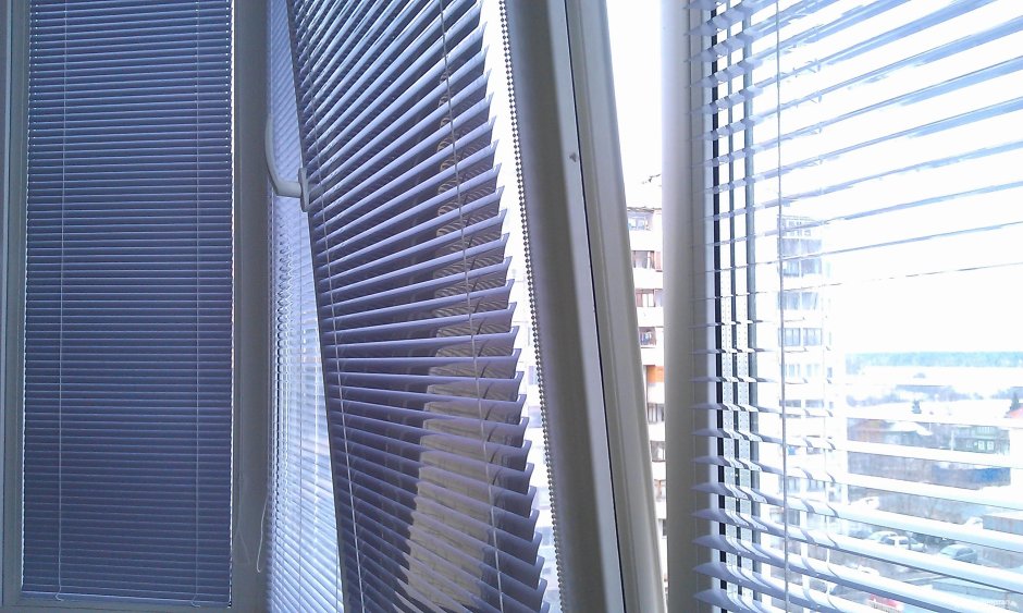 Рулонные шторы закрытого типа (система Уни-1)