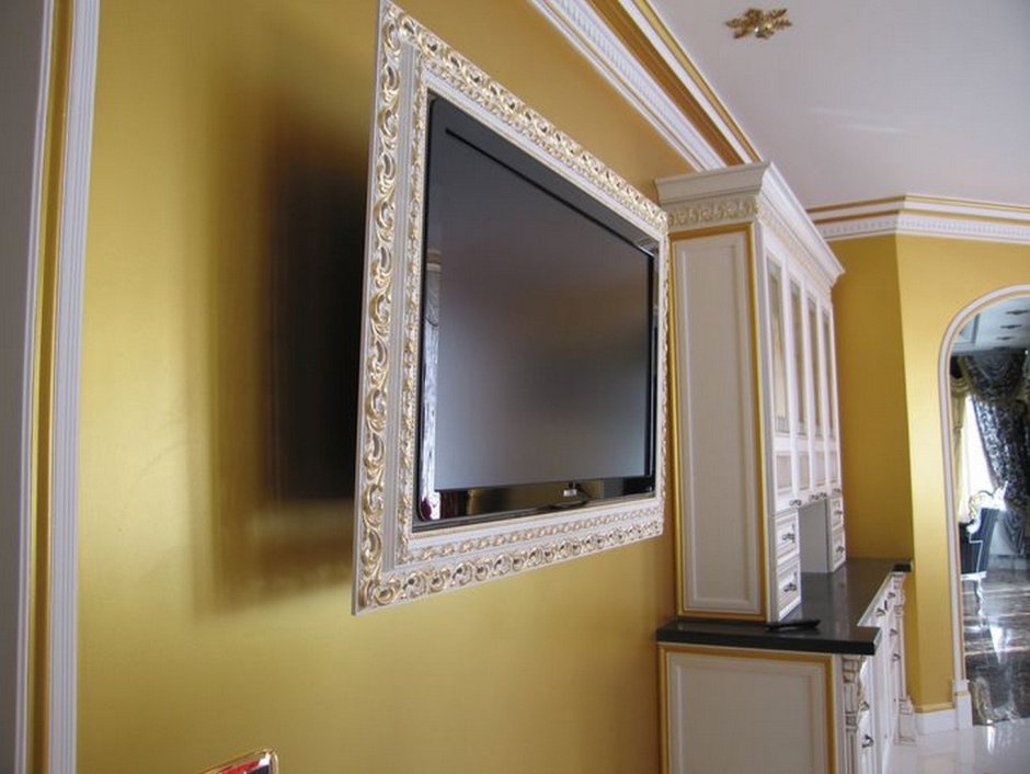 Телевизор в рамке из багета