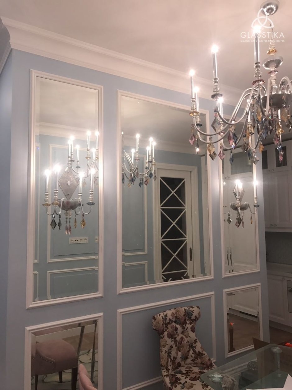 Зеркало в молдинге