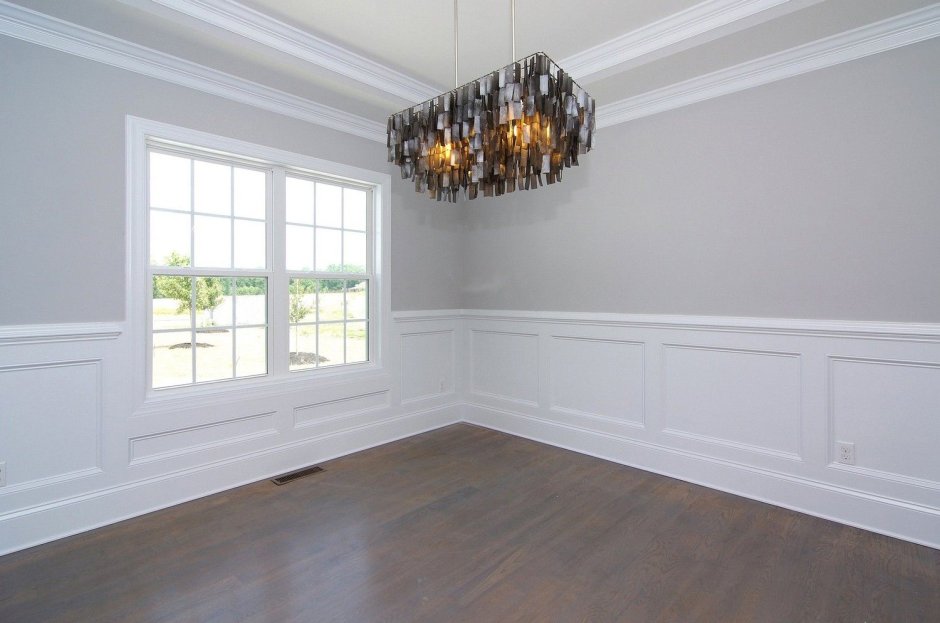 Крашеные стены с молдингами