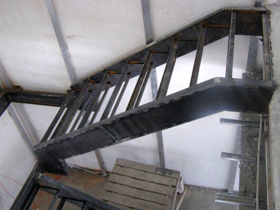 Лестница из швеллера 12п