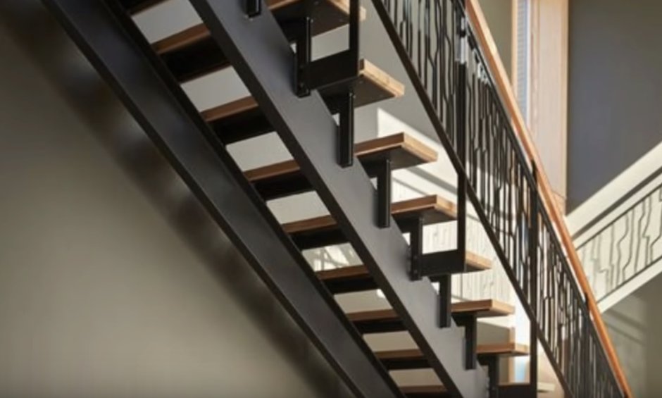 Лестница из швеллера 12п