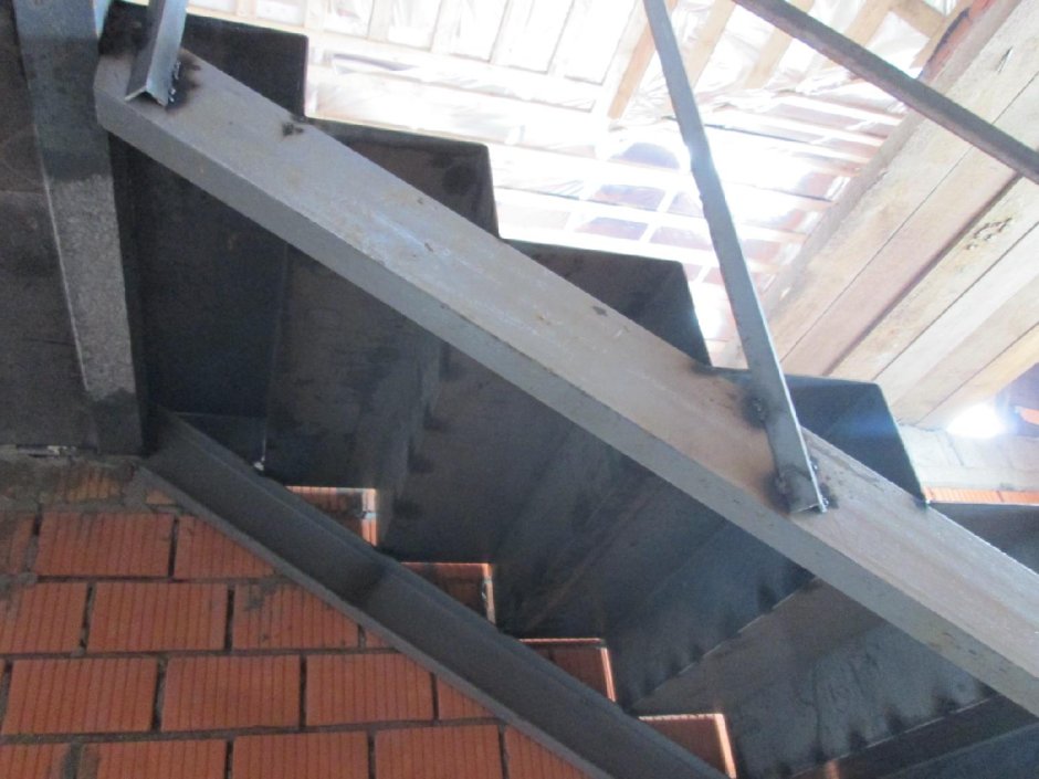 Лестница из профильной трубы 20х40