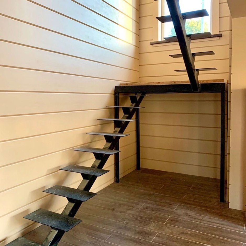 Лестница металл 40на40