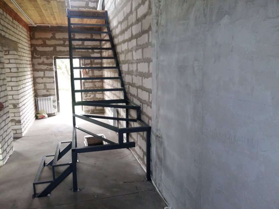 Лестница с забегом железная