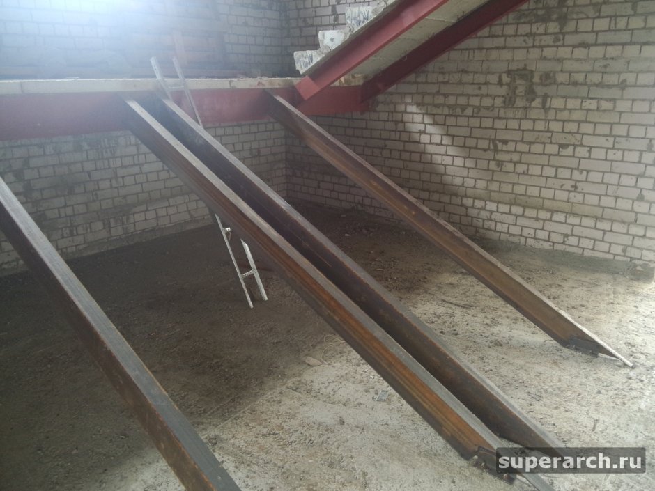 Лестница из профильной трубы на второй этаж с забежными ступенями