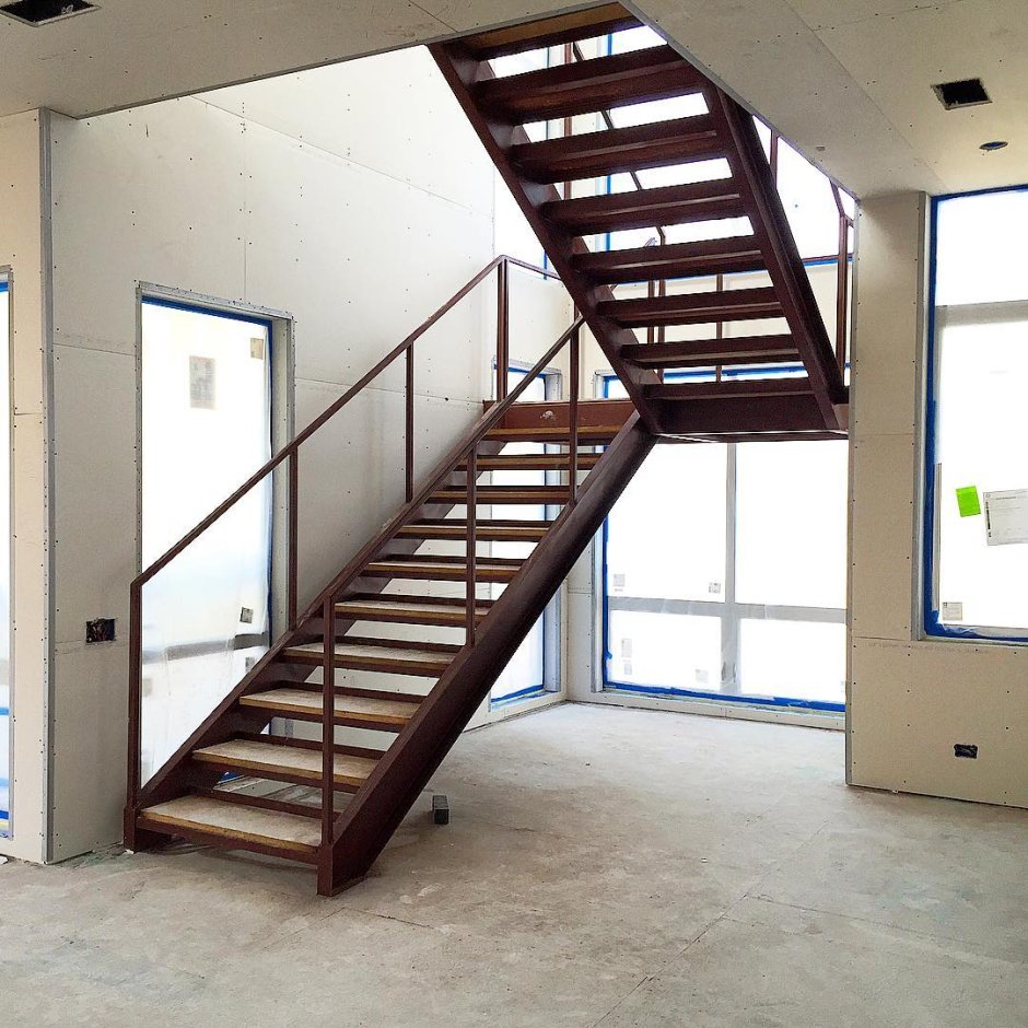 Лестница двухмаршевая п образная металлокаркас