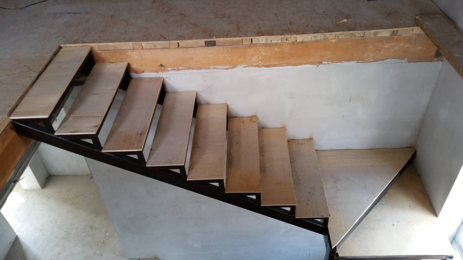 Лестница косоур сбоку монолит