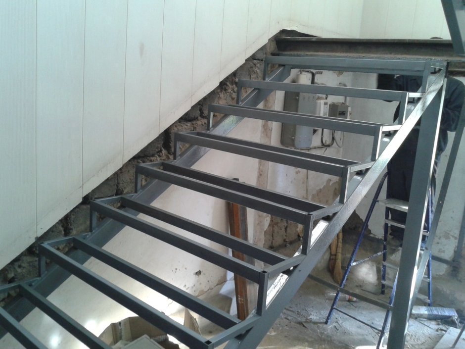 Лестница на второй этаж из уголка 50х50х5