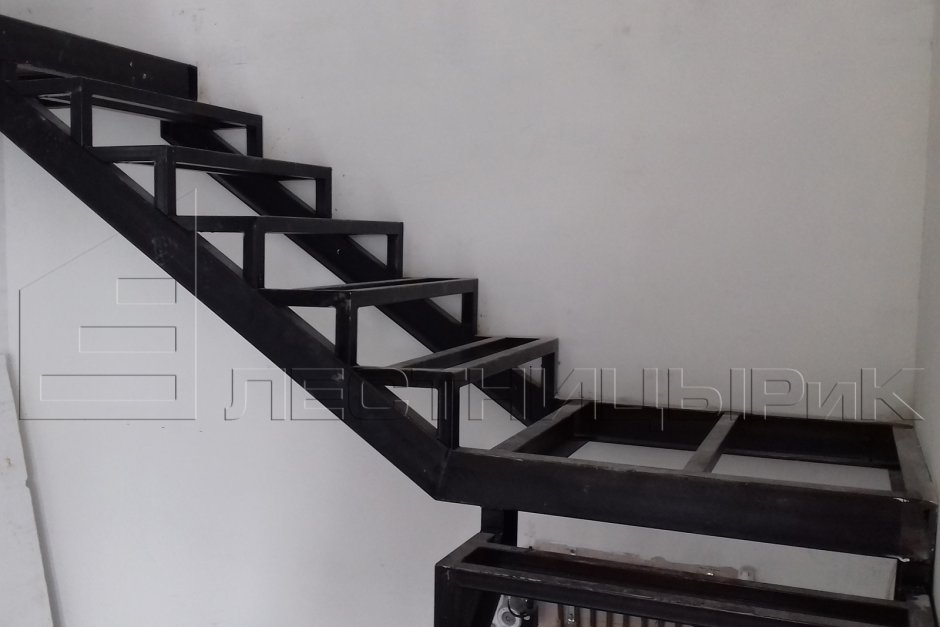 Металл каркас лестницы с забежными ступенями