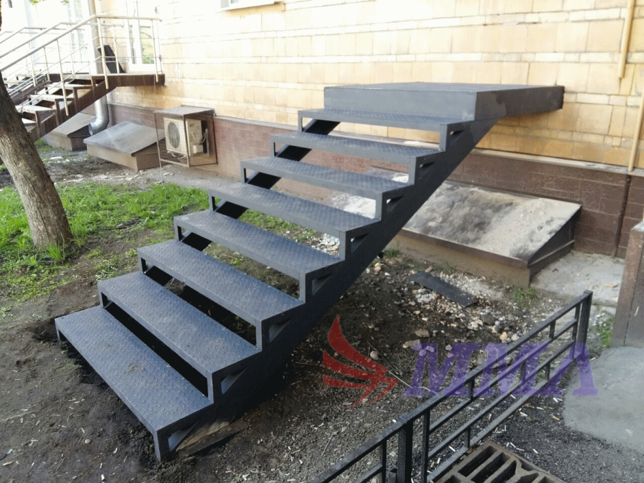 Лестница из 20 швеллера