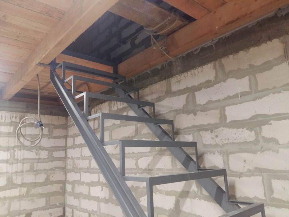 Лестница приставная сварная из металла уголка 32х32х4