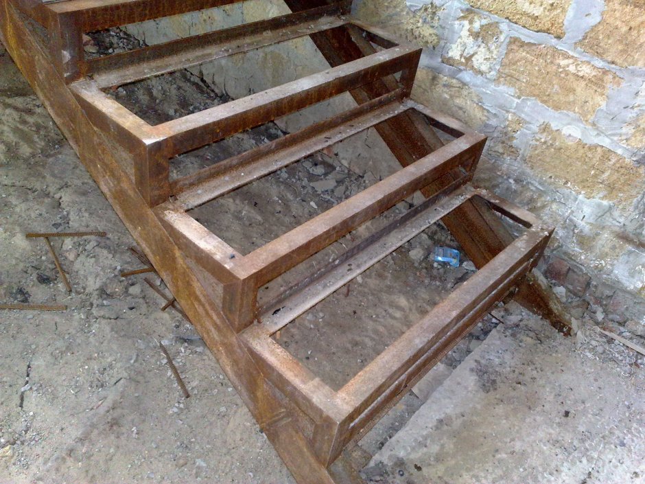 Лестница сварная из профильной трубы