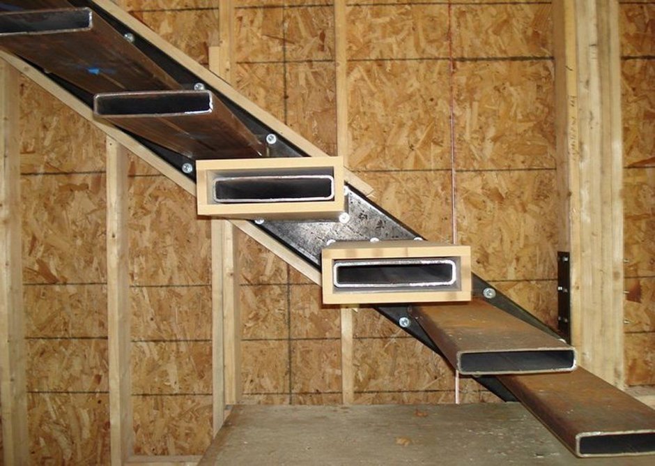 Наборная лестница по металлическим косоурам 3600