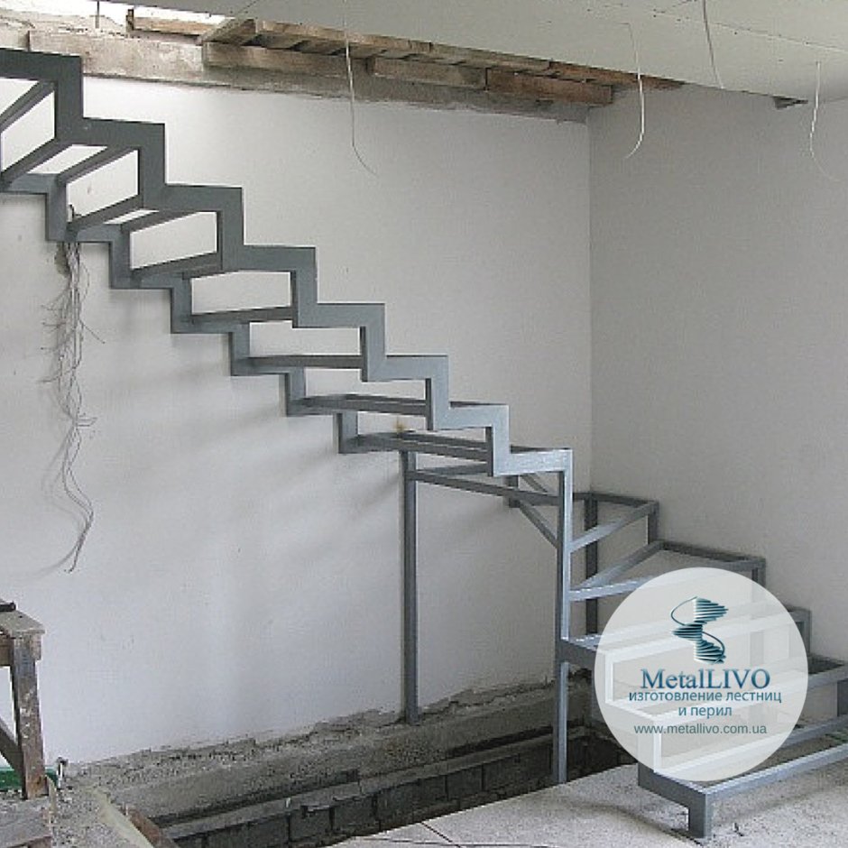 Металлическая лестница прикрученная к стене