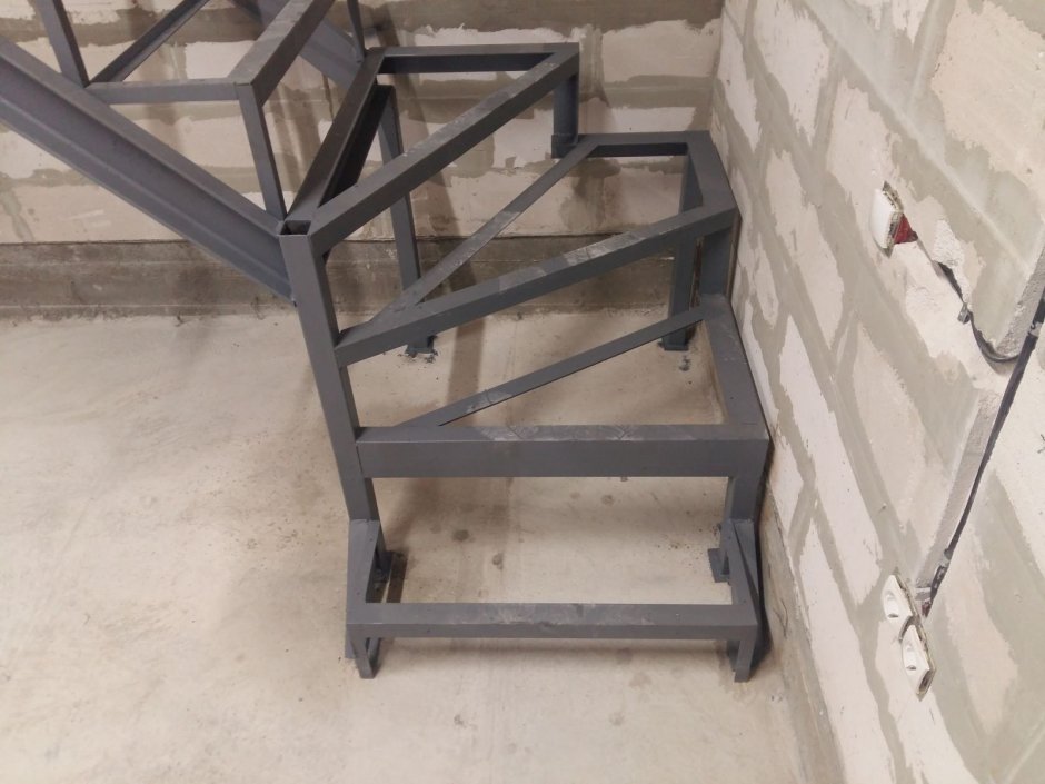 Поручни для лестницы из металла
