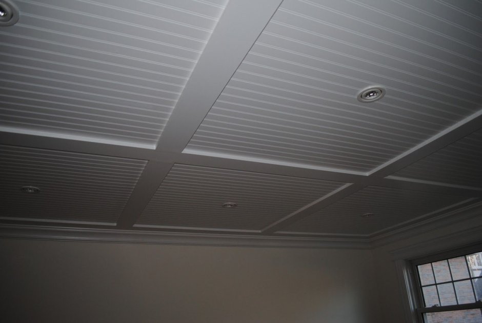 Потолок из сайдинга в спальне