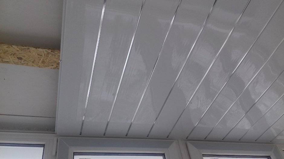 Пластиковый потолок в зале