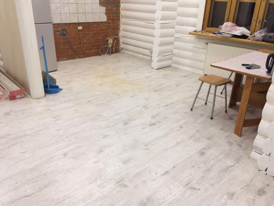 Беленый дуб в деревянном доме