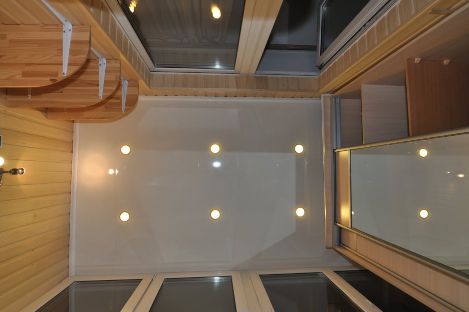 Натяжной потолок на балконе и вагонка