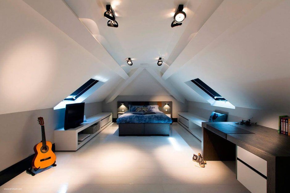 Спальня с косым потолком