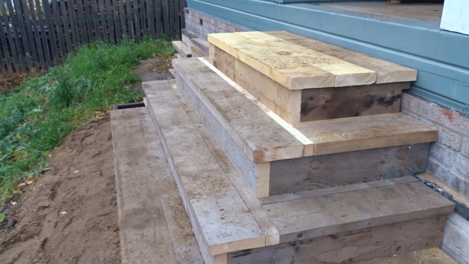 Крыльцо к деревянному дому