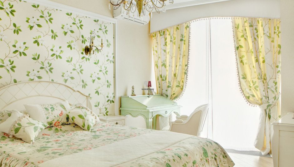 Спальня с цветочными шторами