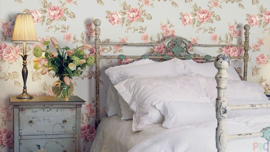 Спальня в цветочек в английском стиле