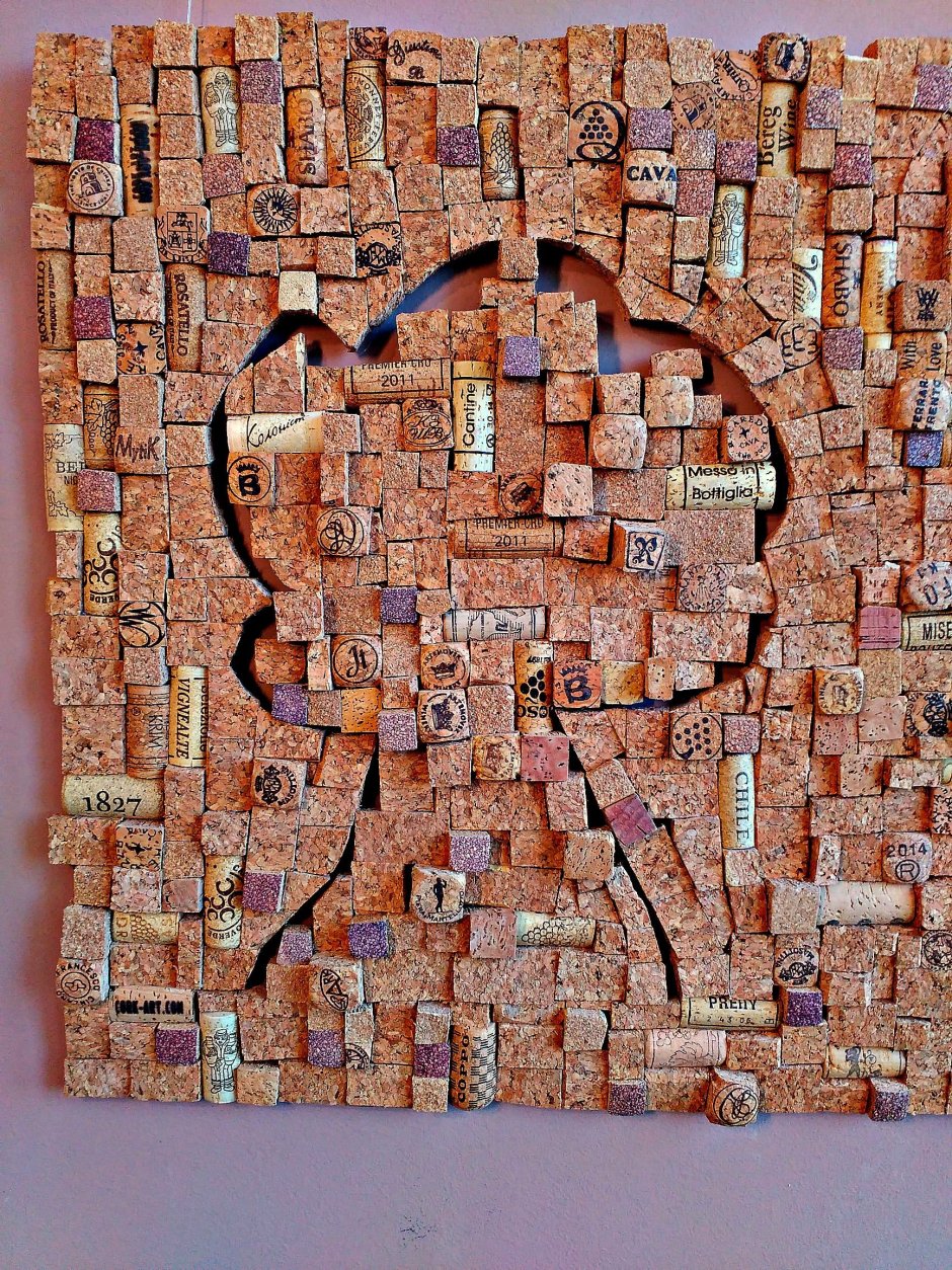 Панно из винных пробок на стену
