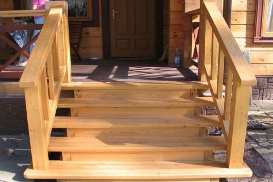 Деревянная лестница на крыльцо