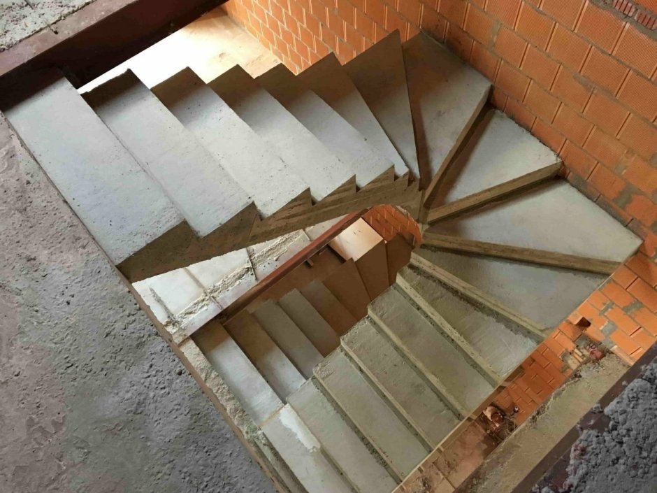 Монолитные двухмаршевые лестницы