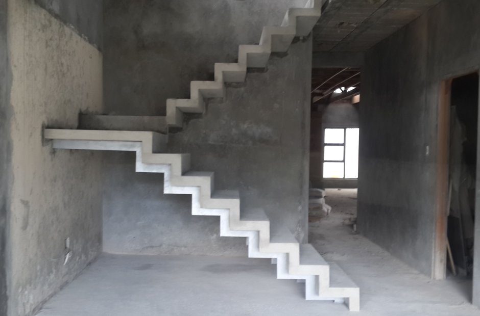 Бетонные монолитные лестницы межэтажные в частный дом