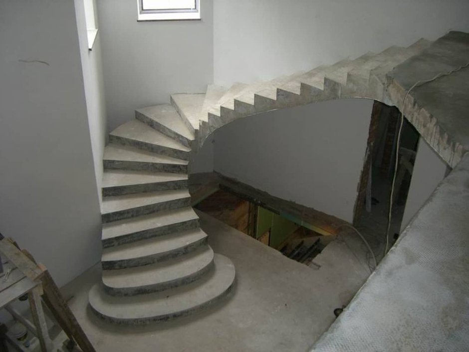 Лестницы бетонные монолитные в частном доме