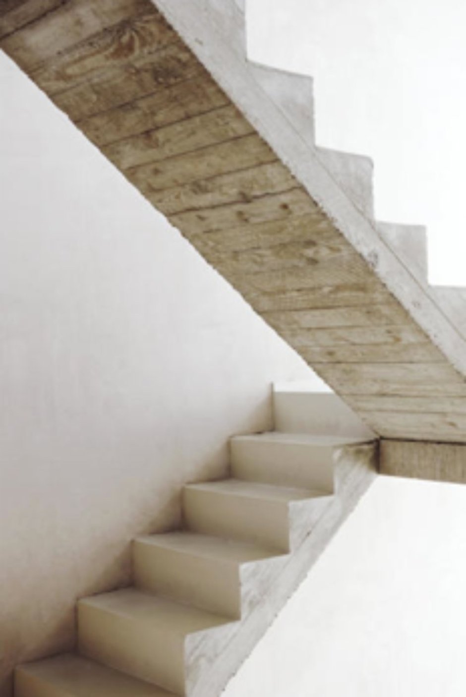 Бетонная лестница с деревянными ступенями