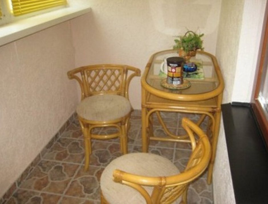 Кресло и столик на балкон