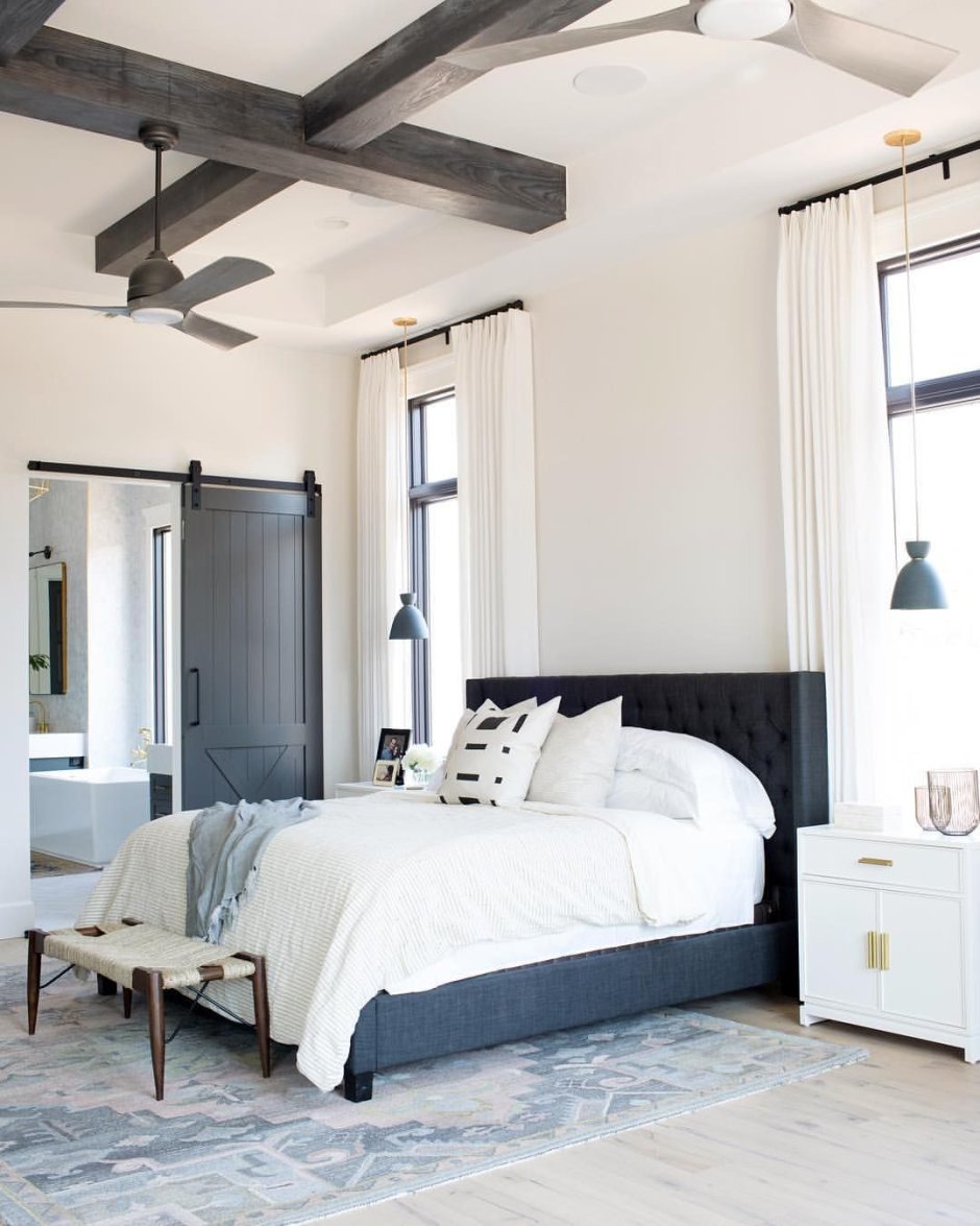 Балки в интерьере спальни