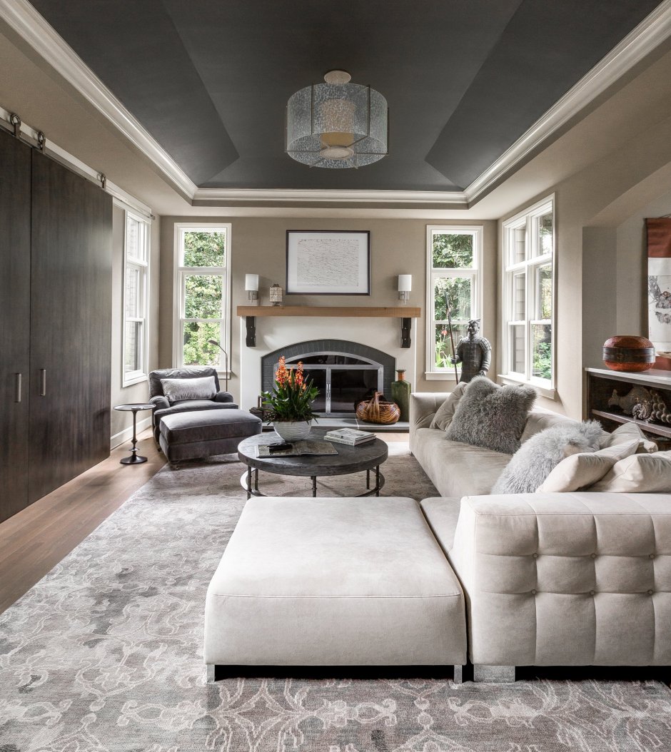 Гостиная с черным потолком