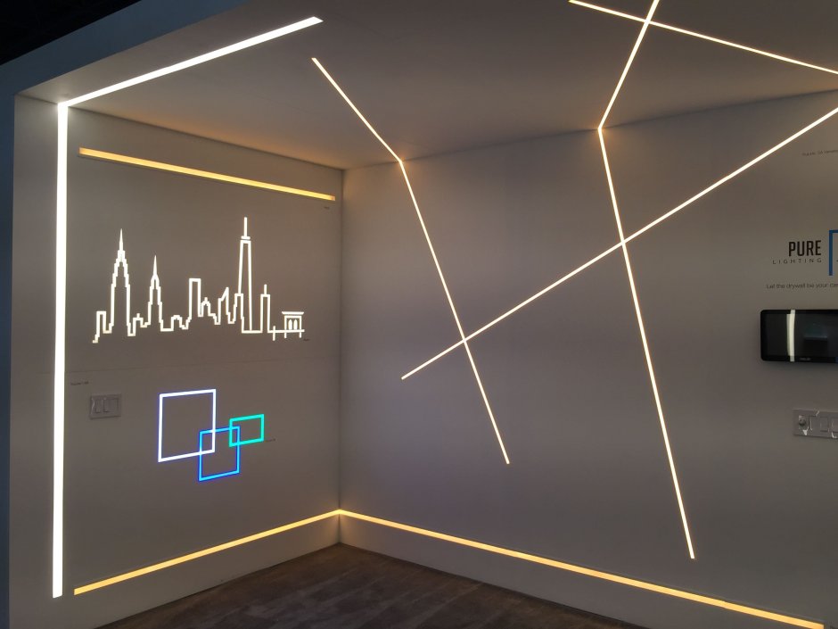 Световые линии на стене в интерьере