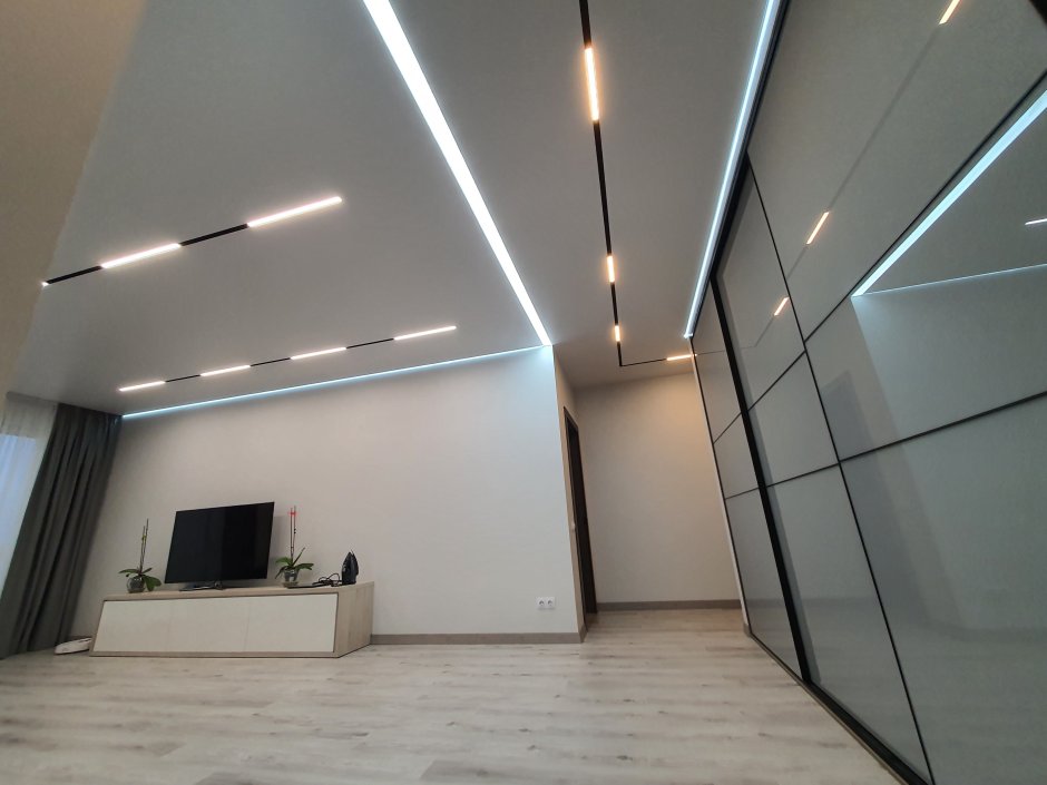 Световые линии в прихожей