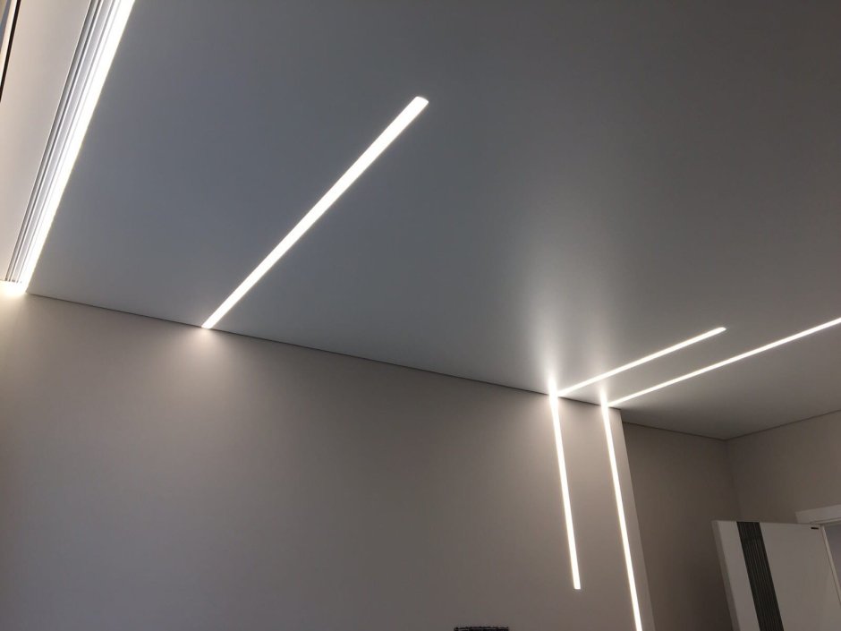 Световые линии переход со стены на потолок
