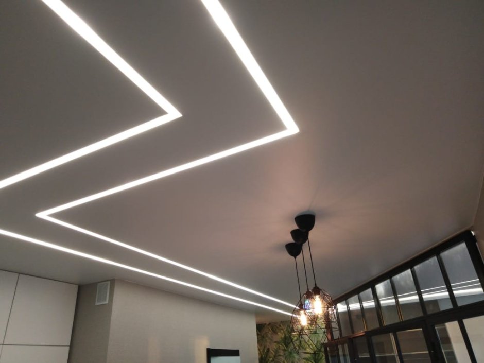 Световые линии на натяжном потолке