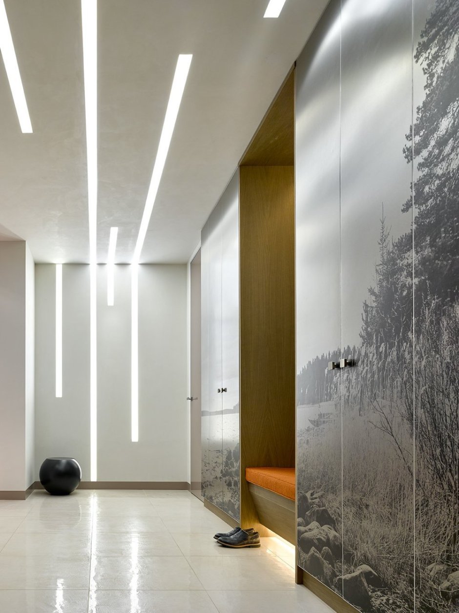 Линейные светильники в прихожей