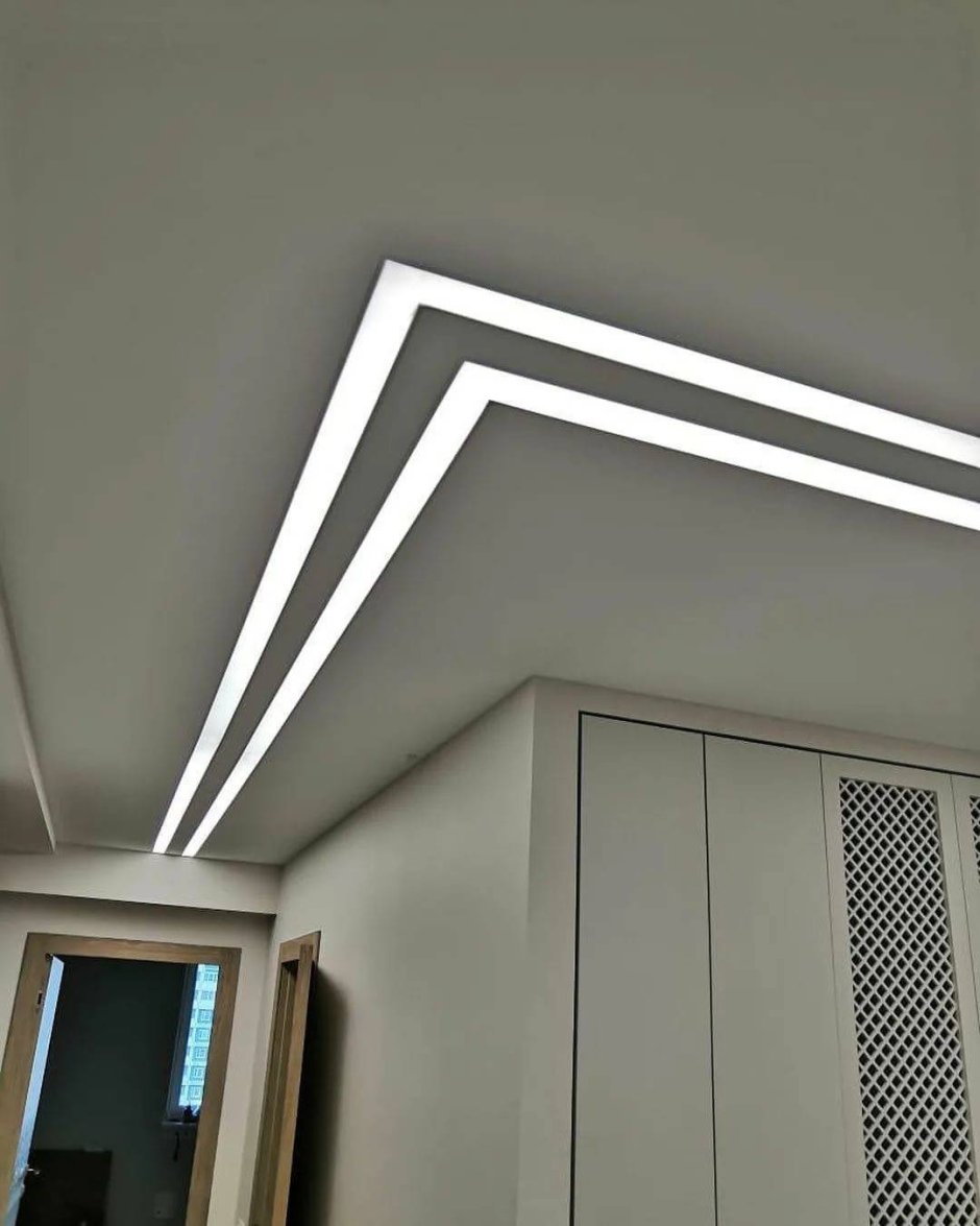 Световые линии на потолке