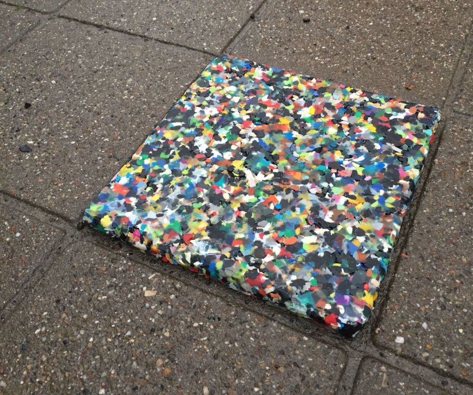 Тротуарная плитка из переработанного пластика